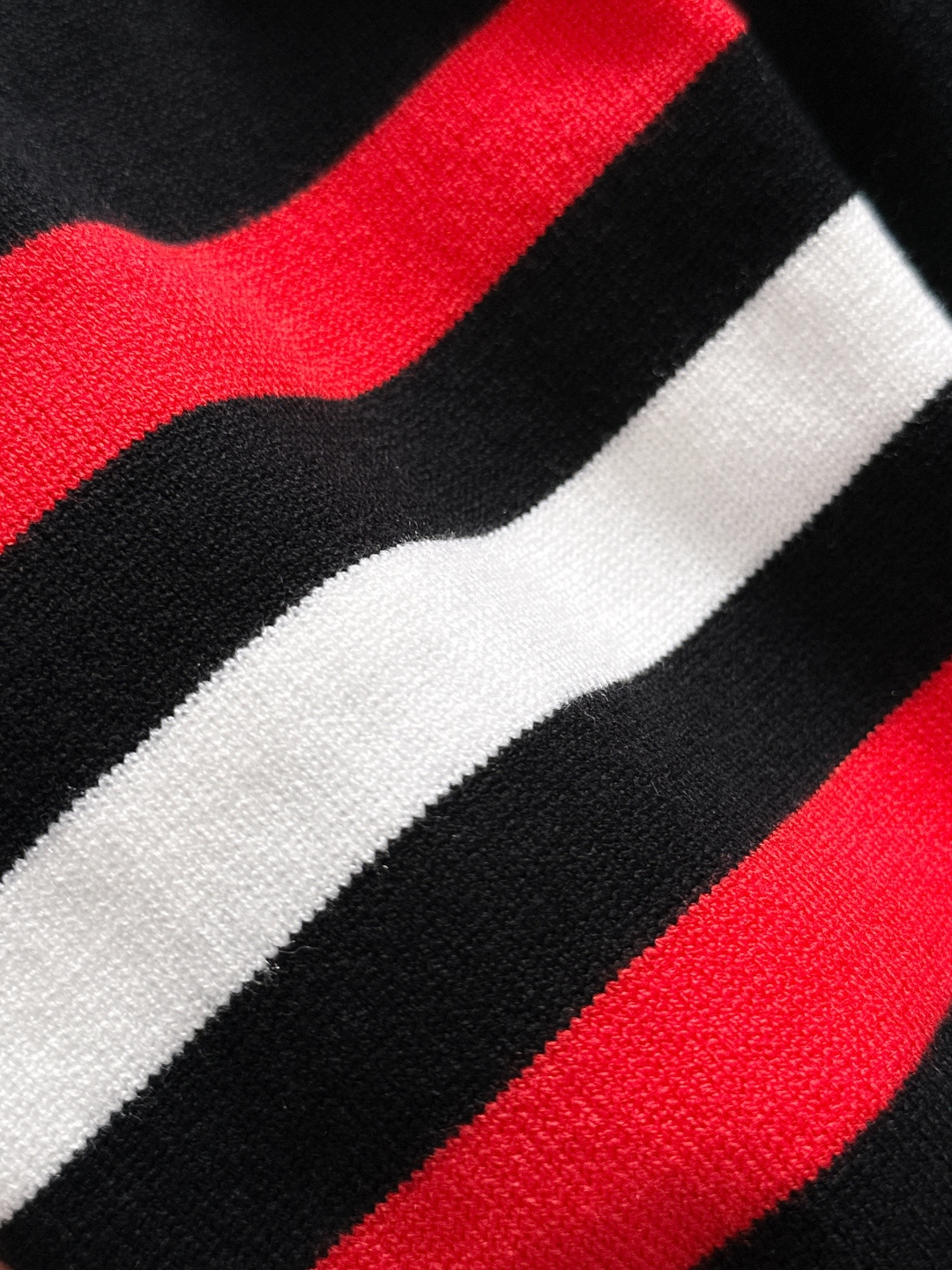 GUC 2025秋冬提花➕刺绣新款简约圆领针织羊毛衫，精致工艺专柜面料，顶级元素融合打造，经典3标齐全，