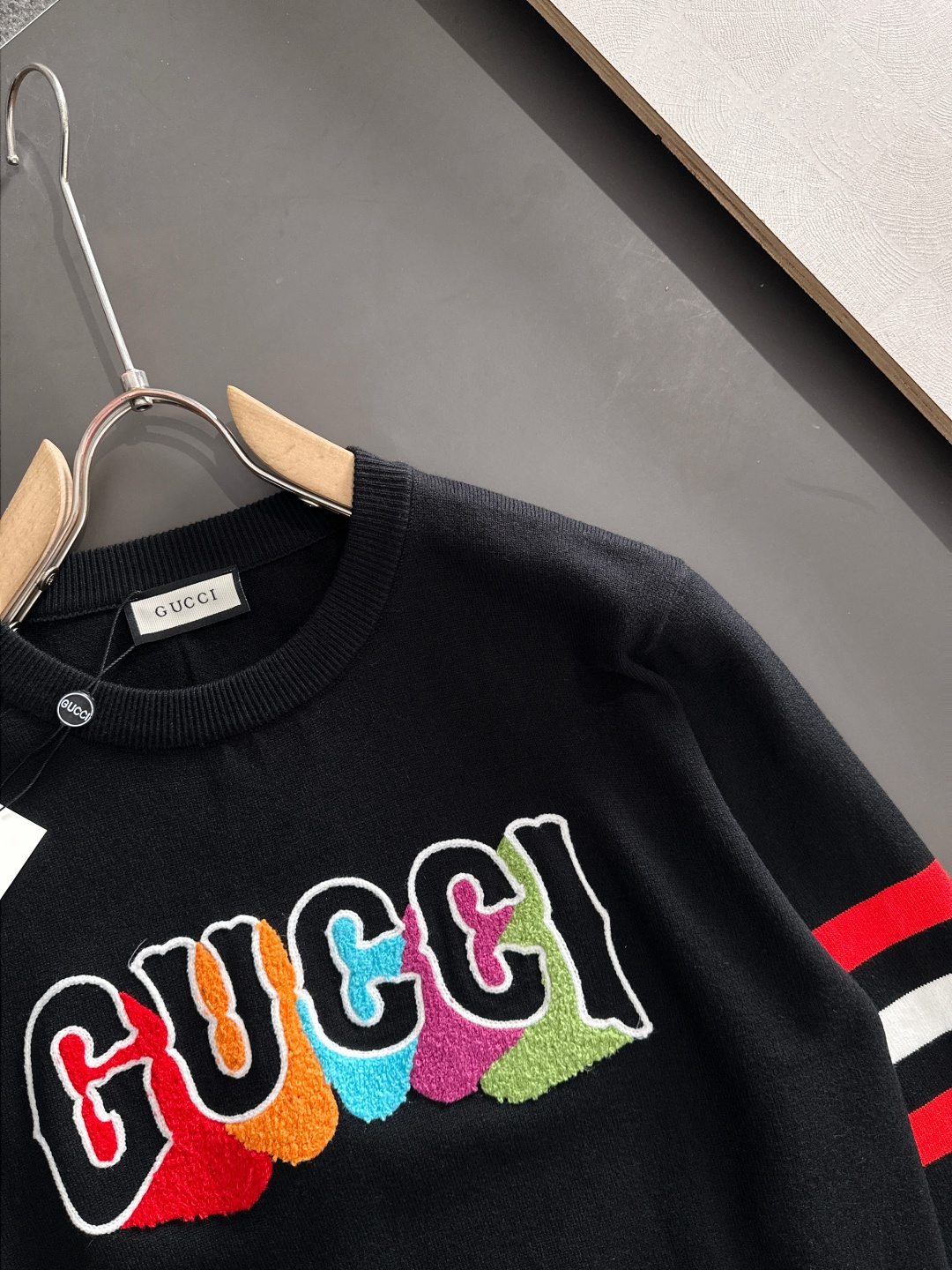 GUC 2025秋冬提花➕刺绣新款简约圆领针织羊毛衫，精致工艺专柜面料，顶级元素融合打造，经典3标齐全，