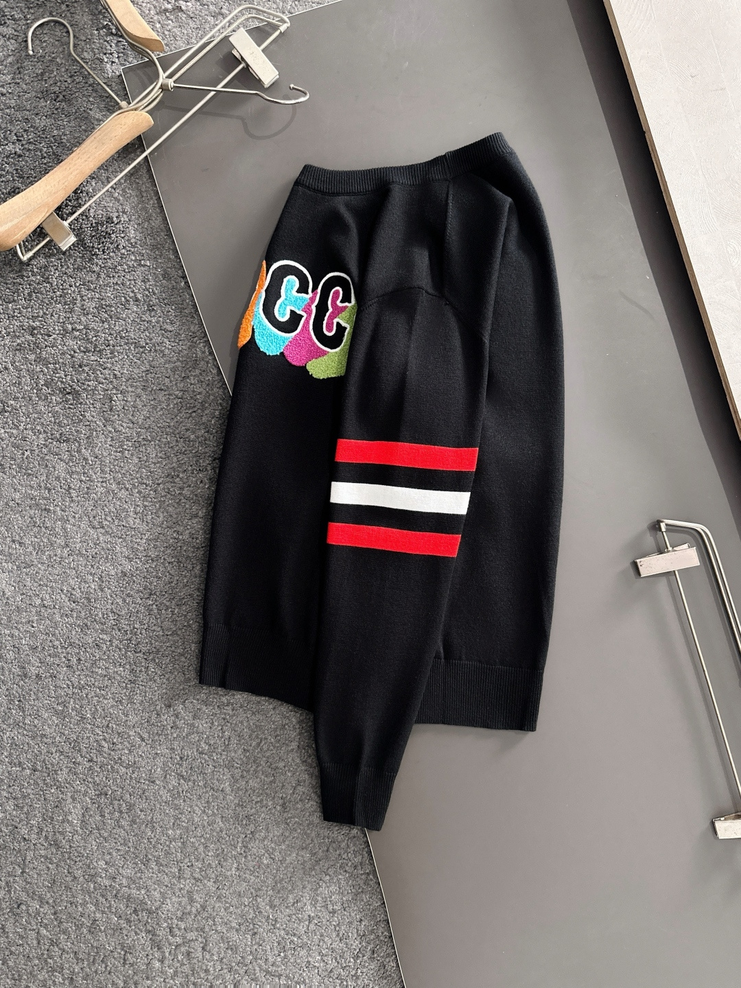 GUC 2025秋冬提花➕刺绣新款简约圆领针织羊毛衫，精致工艺专柜面料，顶级元素融合打造，经典3标齐全，