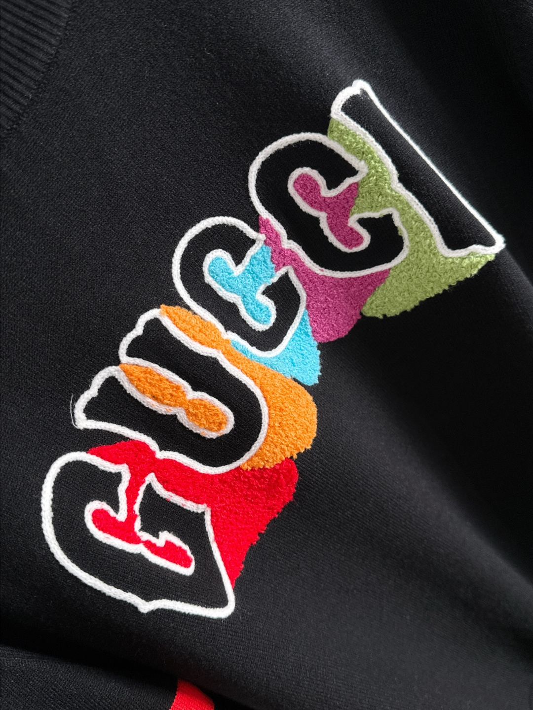 GUC 2025秋冬提花➕刺绣新款简约圆领针织羊毛衫，精致工艺专柜面料，顶级元素融合打造，经典3标齐全，