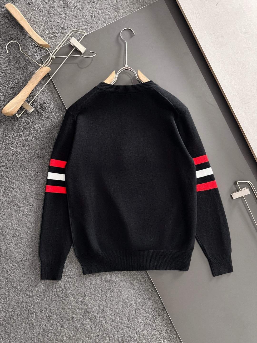 GUC 2025秋冬提花➕刺绣新款简约圆领针织羊毛衫，精致工艺专柜面料，顶级元素融合打造，经典3标齐全，