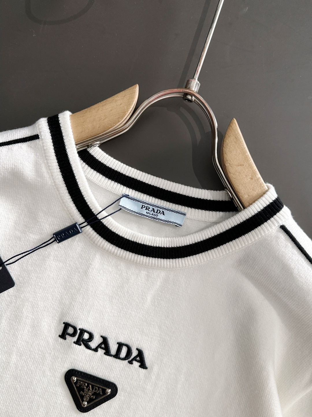 PRAD 2024秋冬提花➕刺绣新款简约圆领针织羊毛衫，精致工艺专柜面料，顶级元素融合打造，经典3标齐全