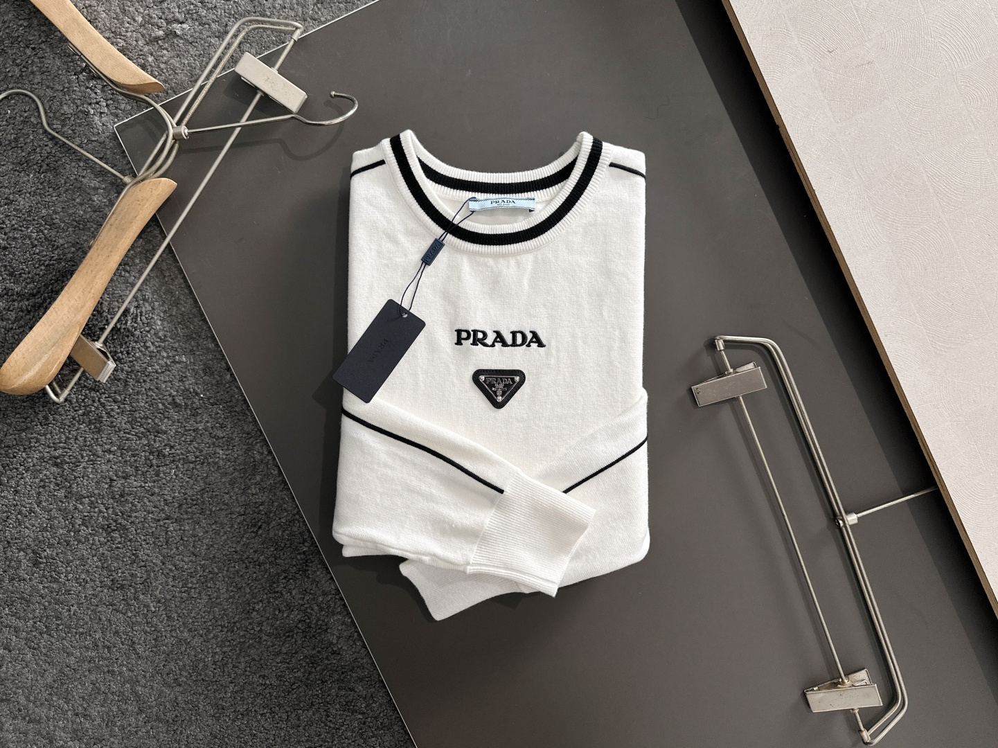 PRAD 2024秋冬提花➕刺绣新款简约圆领针织羊毛衫，精致工艺专柜面料，顶级元素融合打造，经典3标齐全