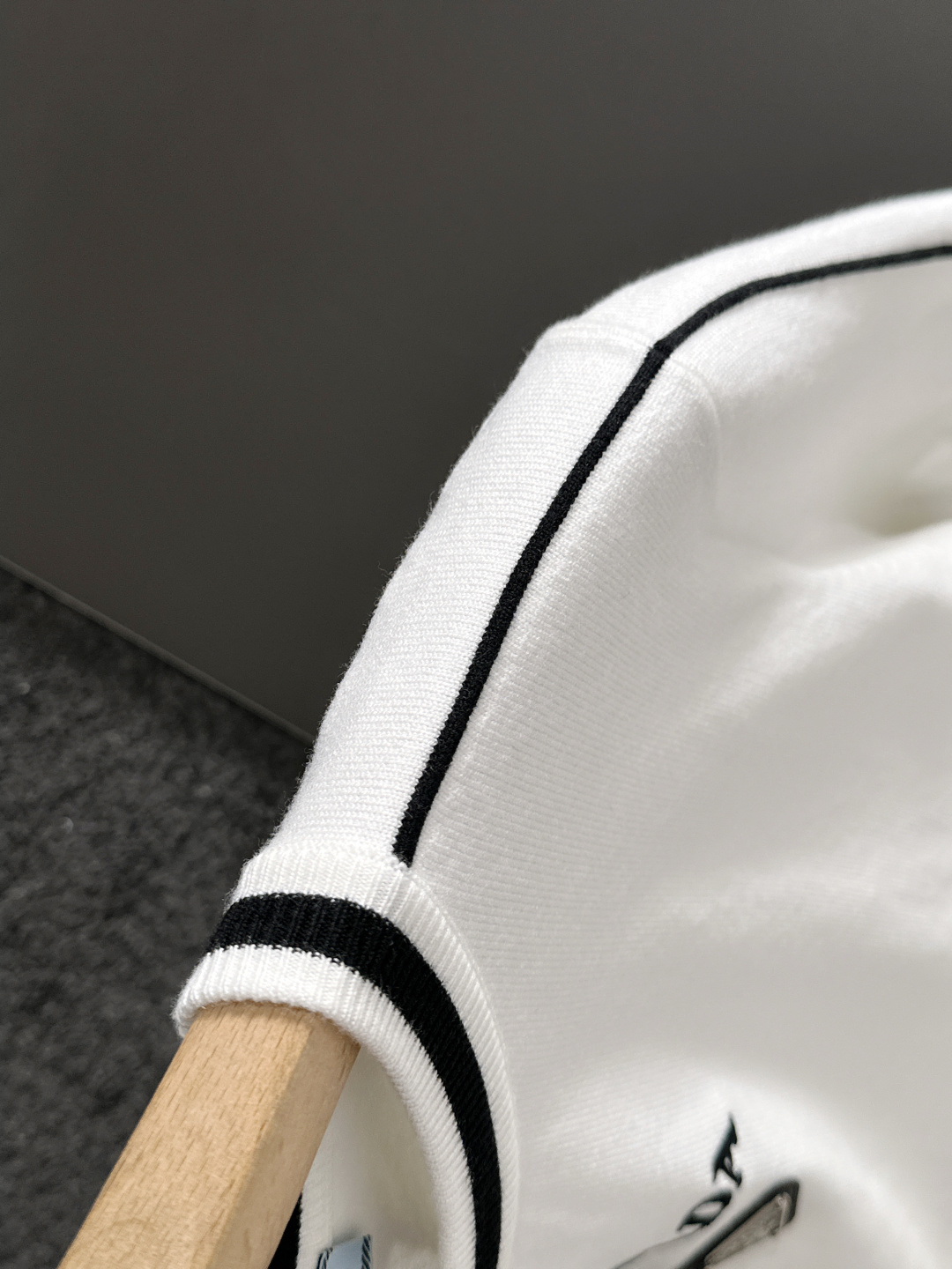 PRAD 2024秋冬提花➕刺绣新款简约圆领针织羊毛衫，精致工艺专柜面料，顶级元素融合打造，经典3标齐全