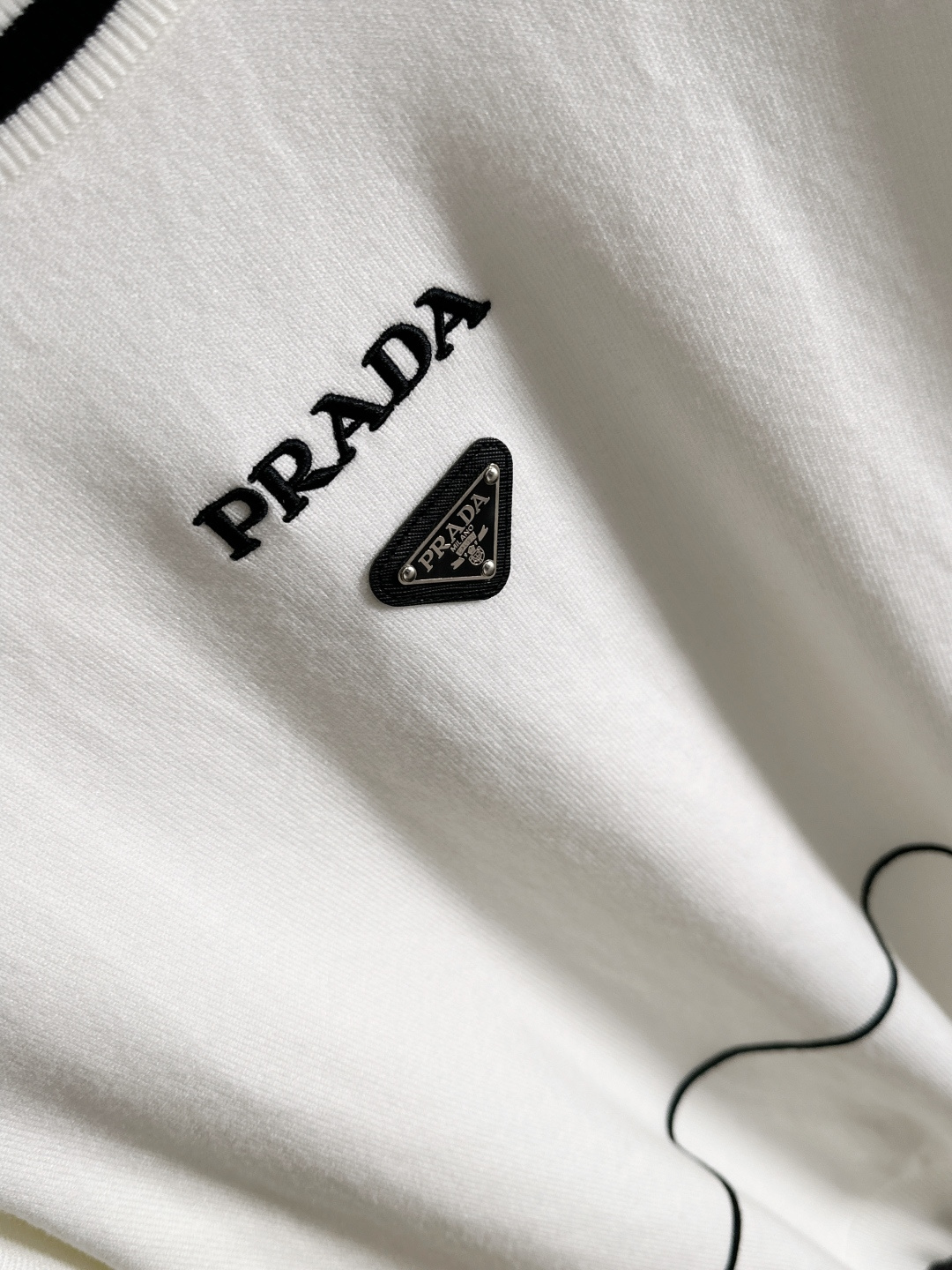 PRAD 2024秋冬提花➕刺绣新款简约圆领针织羊毛衫，精致工艺专柜面料，顶级元素融合打造，经典3标齐全