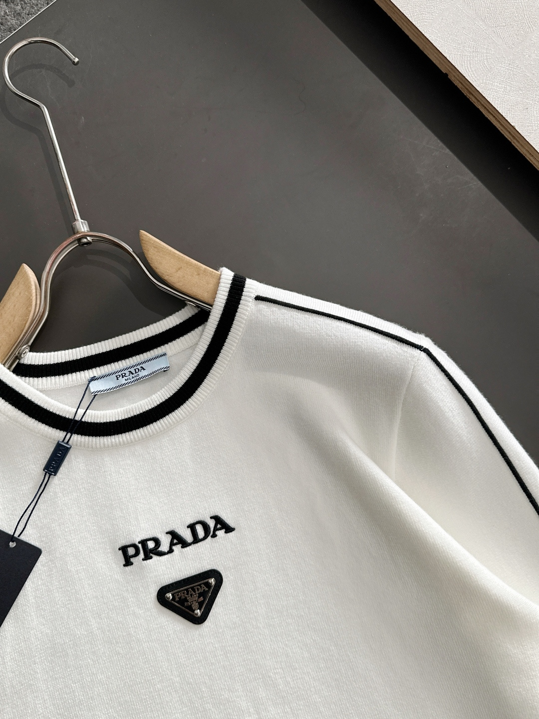 PRAD 2024秋冬提花➕刺绣新款简约圆领针织羊毛衫，精致工艺专柜面料，顶级元素融合打造，经典3标齐全