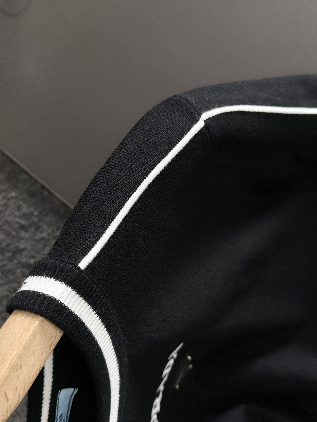 PRAD 2024秋冬提花➕刺绣新款简约圆领针织羊毛衫，精致工艺专柜面料，顶级元素融合打造，经典3标齐全