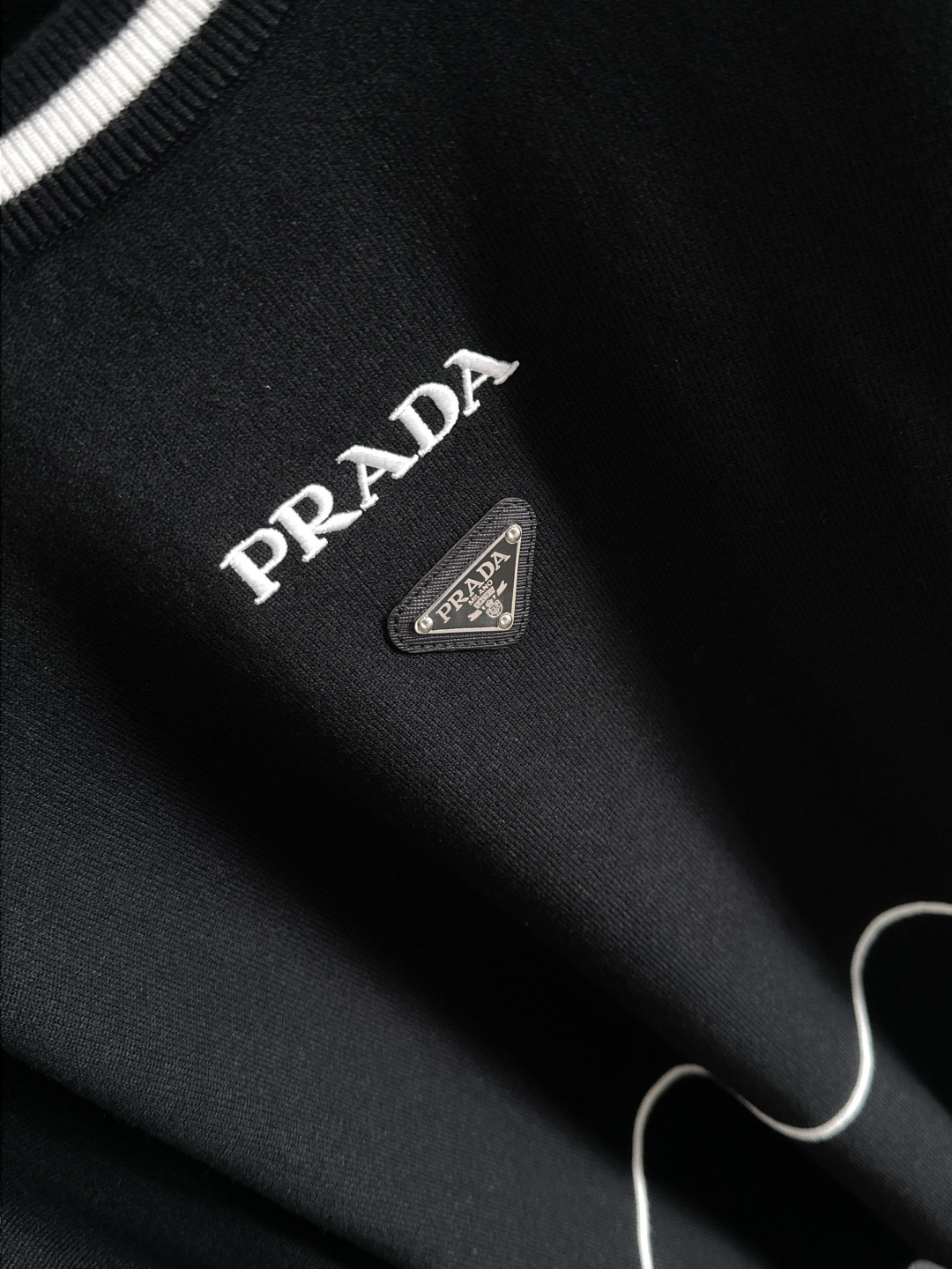 PRAD 2024秋冬提花➕刺绣新款简约圆领针织羊毛衫，精致工艺专柜面料，顶级元素融合打造，经典3标齐全