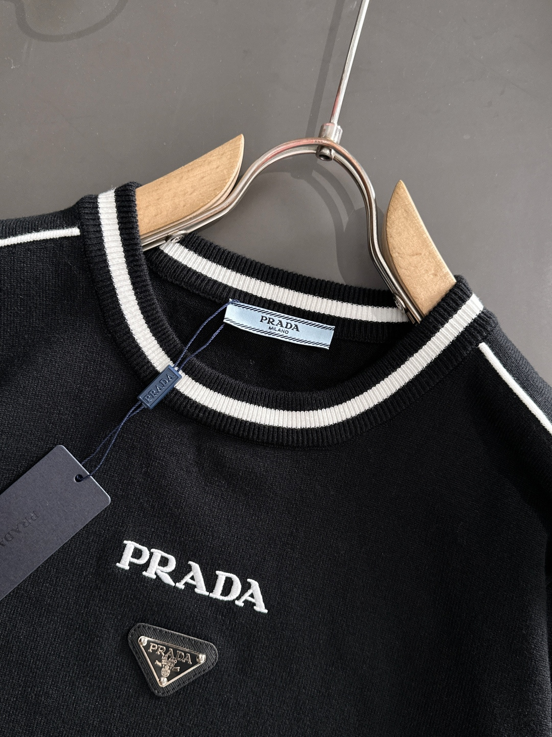 PRAD 2024秋冬提花➕刺绣新款简约圆领针织羊毛衫，精致工艺专柜面料，顶级元素融合打造，经典3标齐全