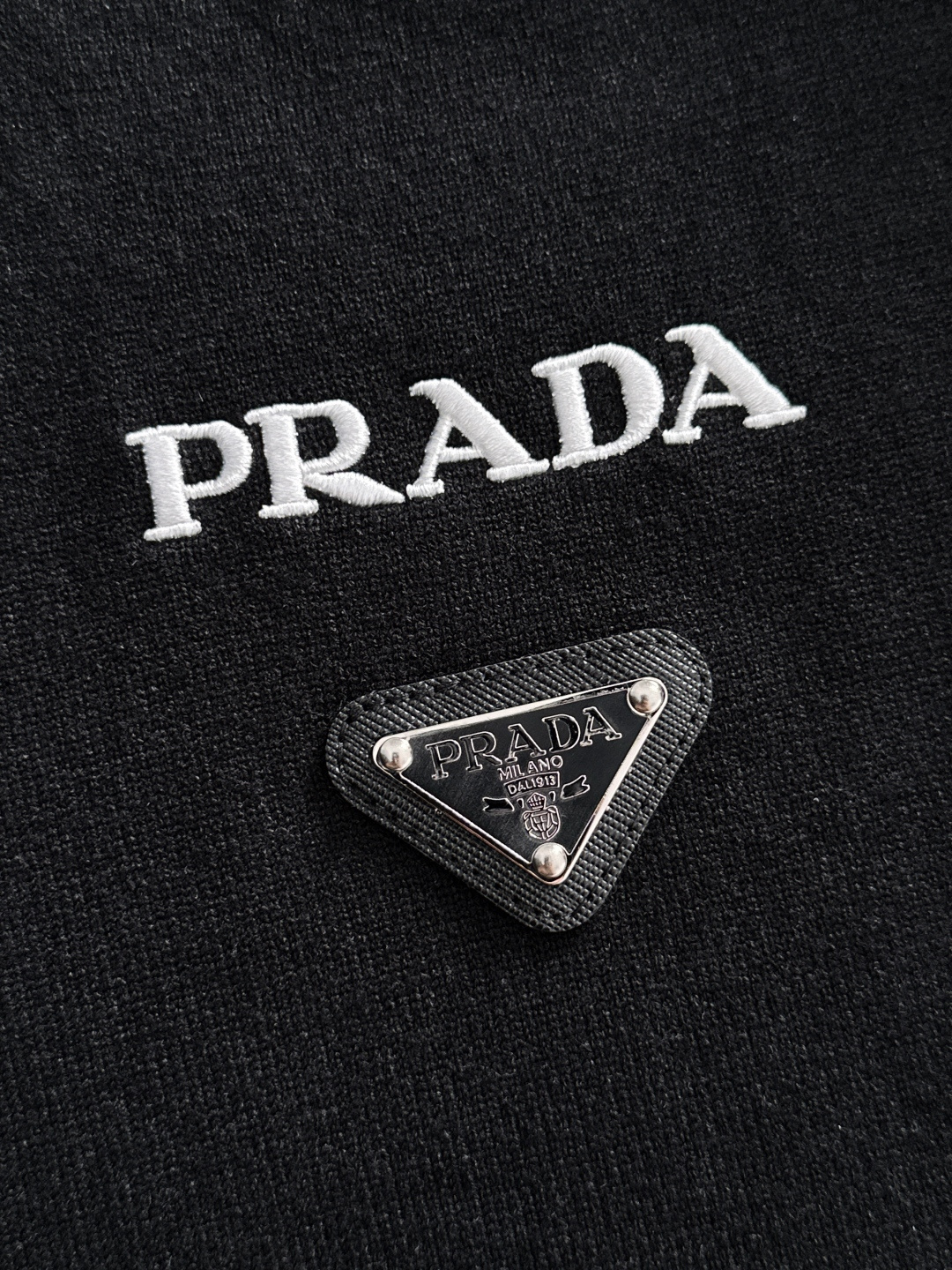 PRAD 2024秋冬提花➕刺绣新款简约圆领针织羊毛衫，精致工艺专柜面料，顶级元素融合打造，经典3标齐全