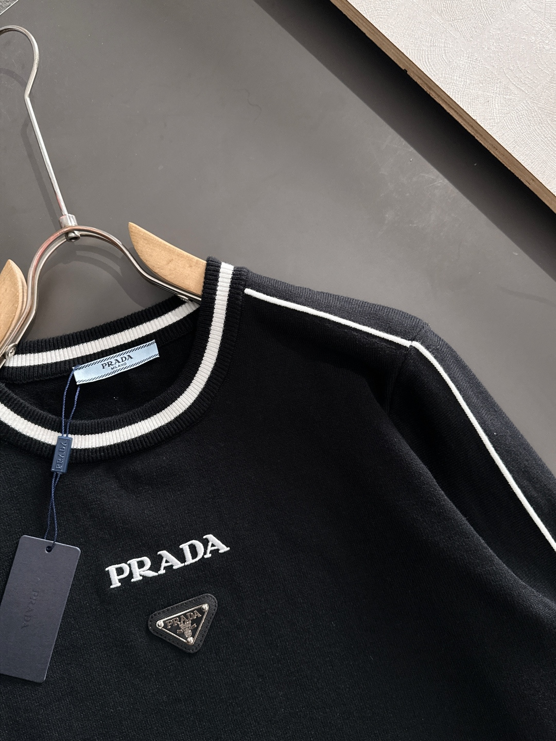 PRAD 2024秋冬提花➕刺绣新款简约圆领针织羊毛衫，精致工艺专柜面料，顶级元素融合打造，经典3标齐全