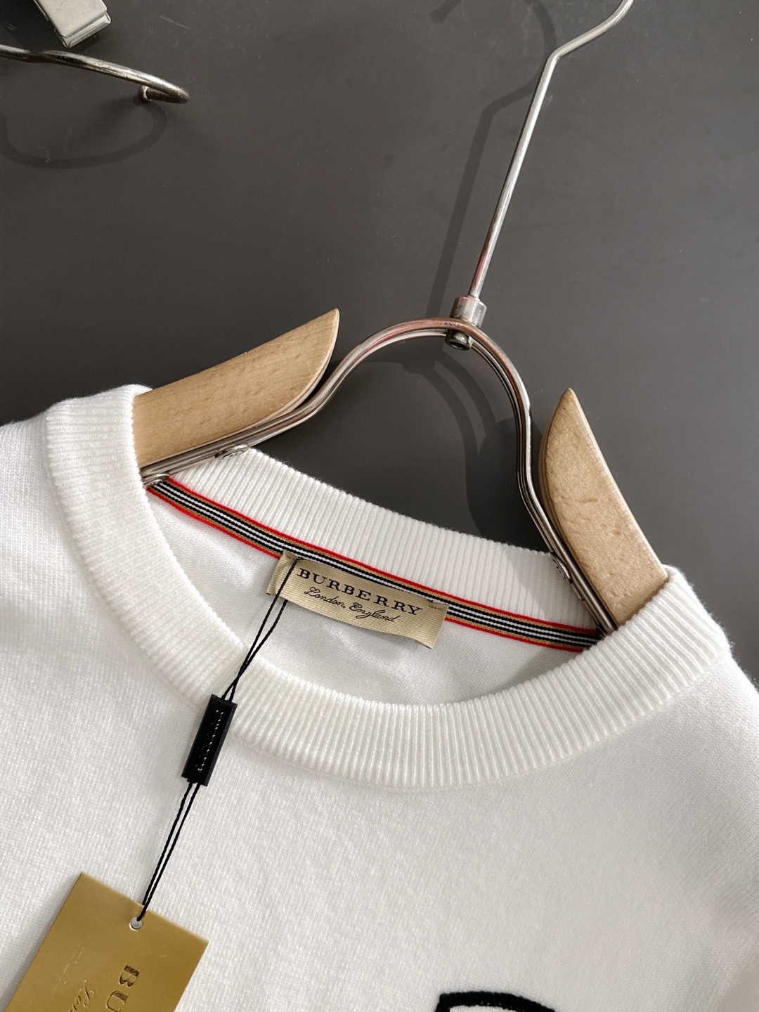 BBR 2024秋冬提花➕刺绣新款简约圆领针织羊毛衫，精致工艺专柜面料，顶级元素融合打造，经典3标齐全，