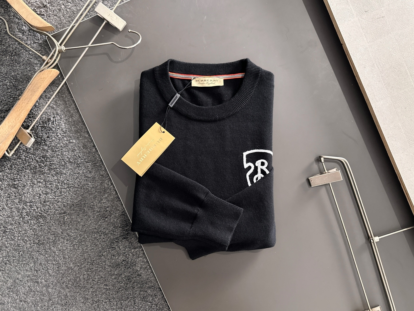 BBR 2024秋冬提花➕刺绣新款简约圆领针织羊毛衫，精致工艺专柜面料，顶级元素融合打造，经典3标齐全，