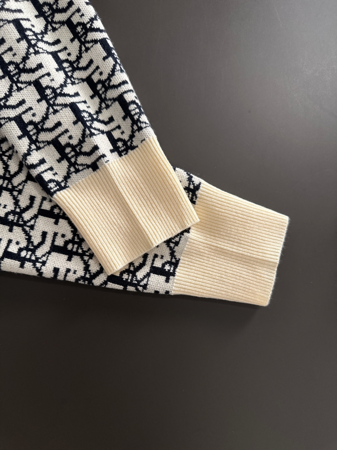 CD 2025秋冬提花➕刺绣新款简约圆领针织羊毛衫，精致工艺专柜面料，顶级元素融合打造，经典3标齐全，潮