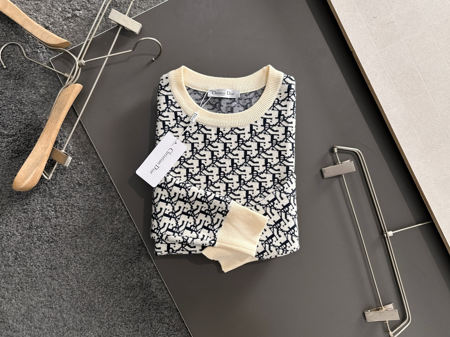 CD 2025秋冬提花➕刺绣新款简约圆领针织羊毛衫，精致工艺专柜面料，顶级元素融合打造，经典3标齐全，潮