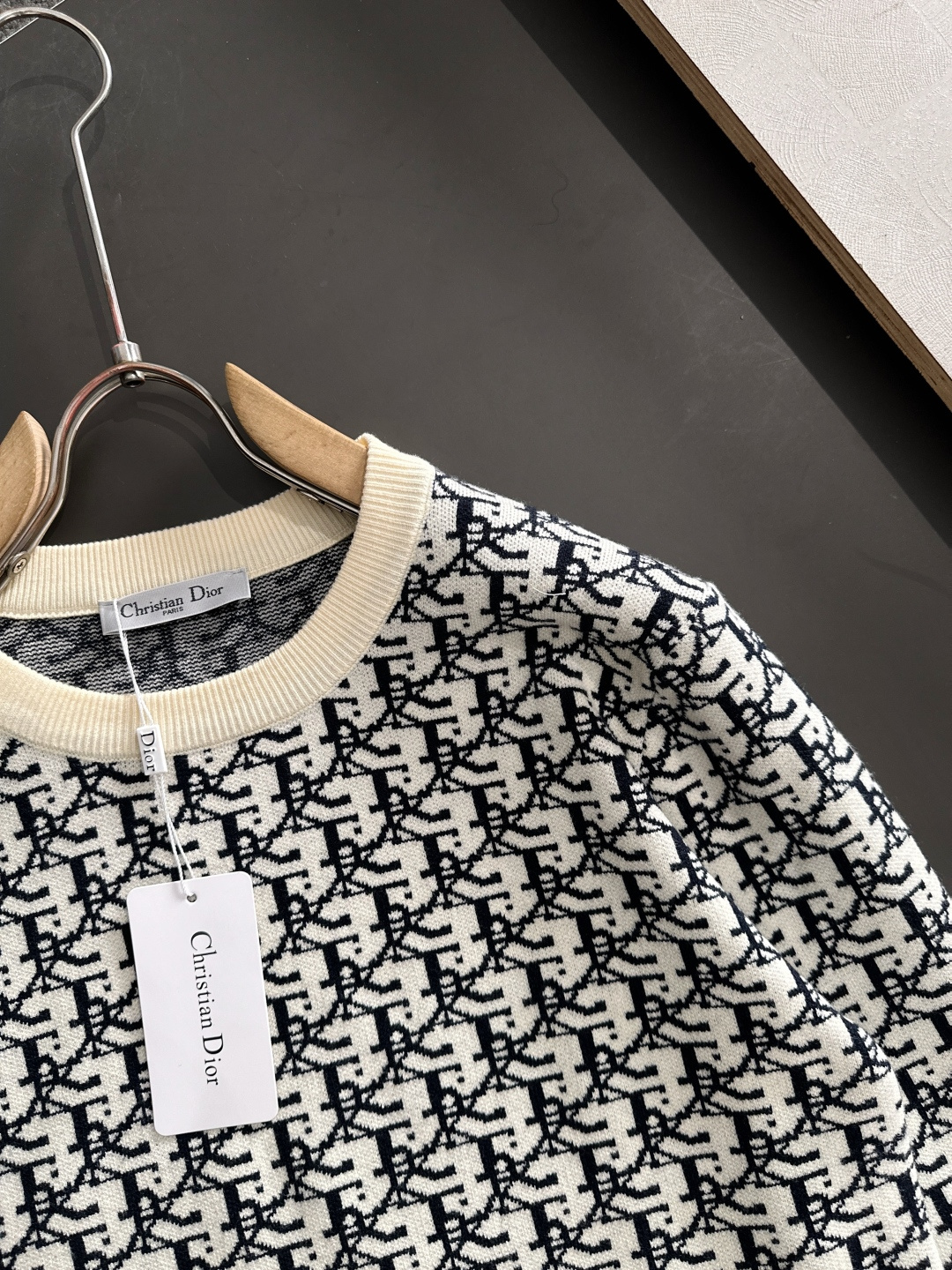 CD 2025秋冬提花➕刺绣新款简约圆领针织羊毛衫，精致工艺专柜面料，顶级元素融合打造，经典3标齐全，潮