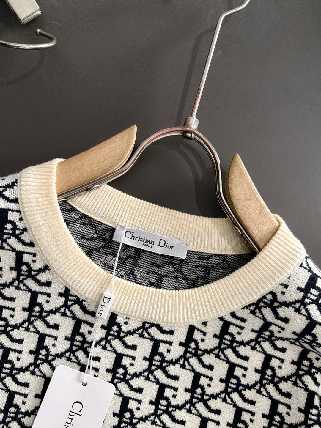 CD 2025秋冬提花➕刺绣新款简约圆领针织羊毛衫，精致工艺专柜面料，顶级元素融合打造，经典3标齐全，潮