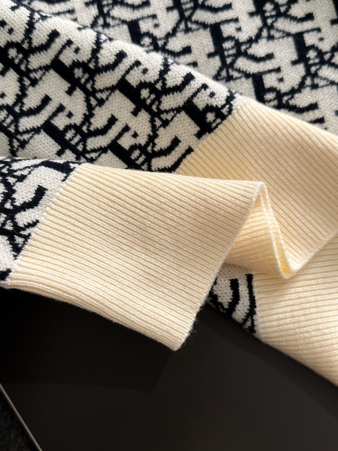 CD 2025秋冬提花➕刺绣新款简约圆领针织羊毛衫，精致工艺专柜面料，顶级元素融合打造，经典3标齐全，潮