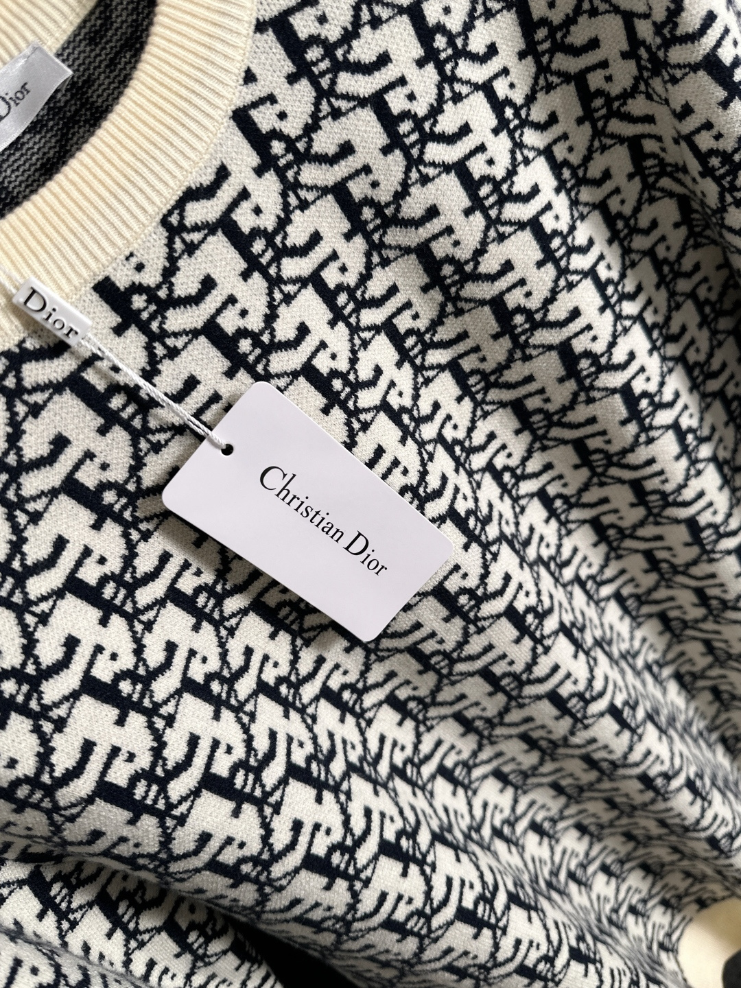 CD 2025秋冬提花➕刺绣新款简约圆领针织羊毛衫，精致工艺专柜面料，顶级元素融合打造，经典3标齐全，潮