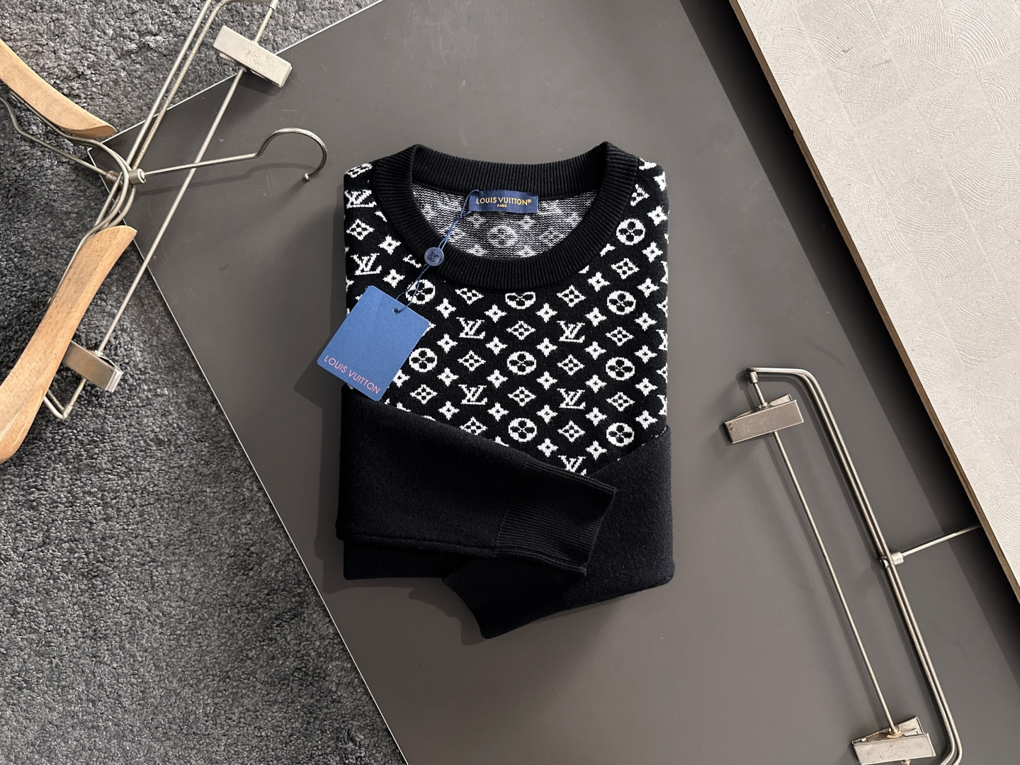 1V 2025秋冬提花➕刺绣新款简约圆领针织羊毛衫，精致工艺专柜面料，顶级元素融合打造，经典3标齐全，潮