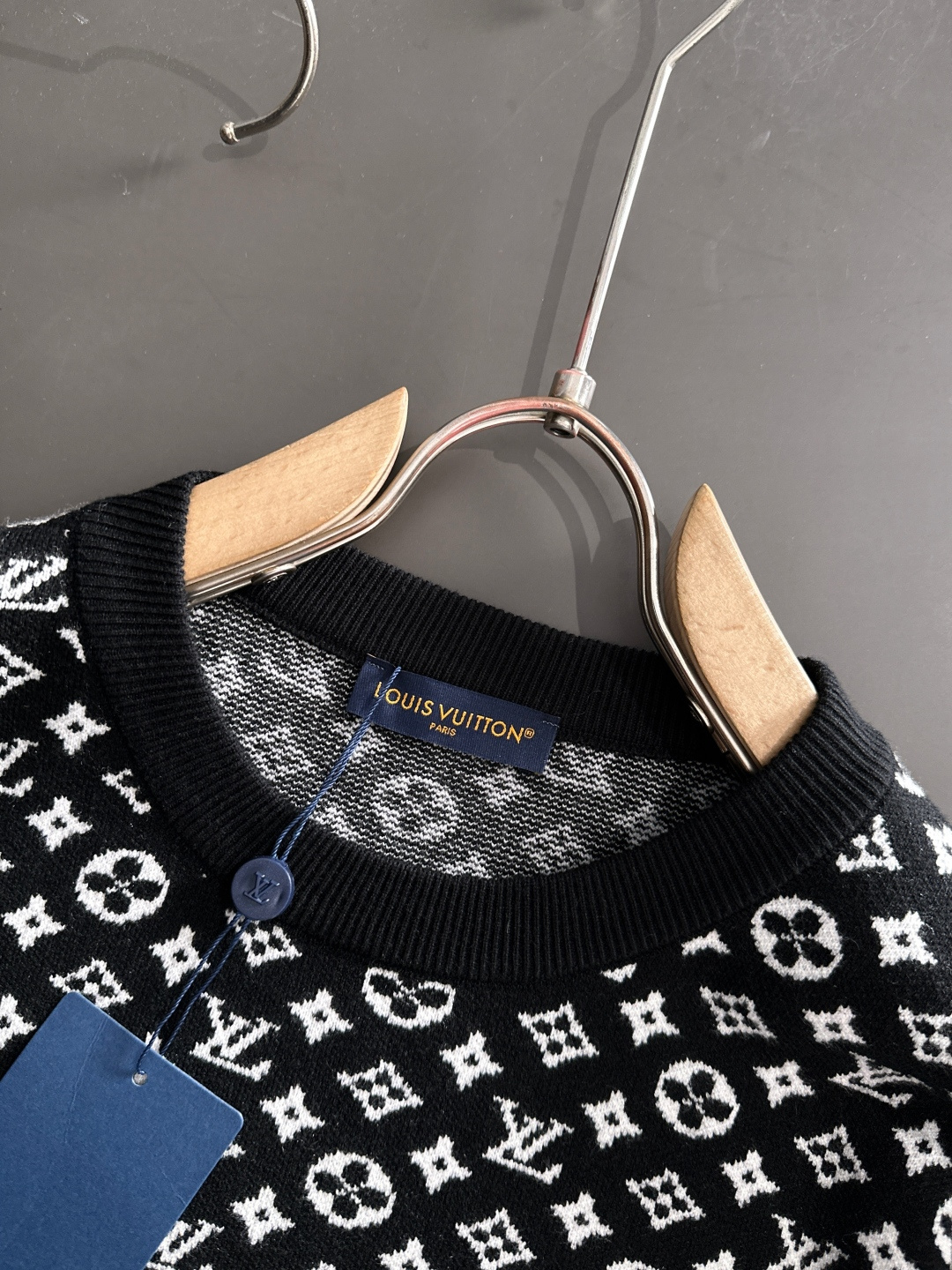 1V 2025秋冬提花➕刺绣新款简约圆领针织羊毛衫，精致工艺专柜面料，顶级元素融合打造，经典3标齐全，潮