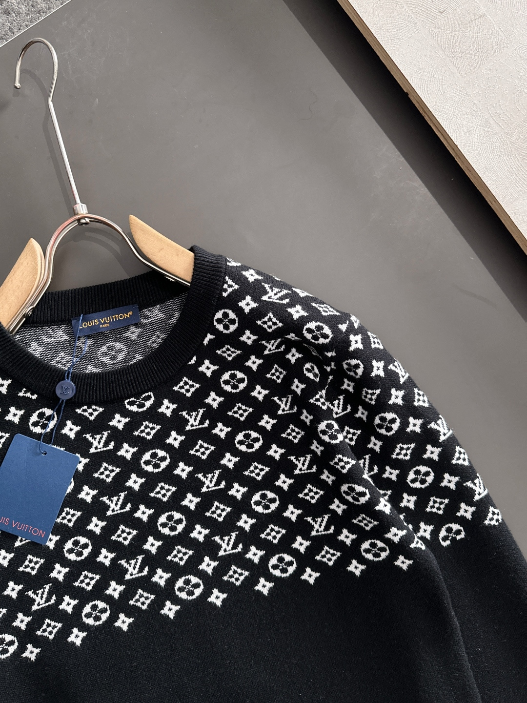 1V 2025秋冬提花➕刺绣新款简约圆领针织羊毛衫，精致工艺专柜面料，顶级元素融合打造，经典3标齐全，潮