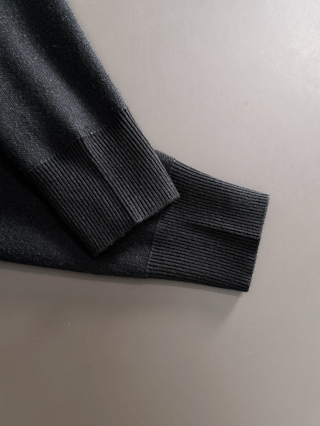 1V 2025秋冬提花➕刺绣新款简约圆领针织羊毛衫，精致工艺专柜面料，顶级元素融合打造，经典3标齐全，潮