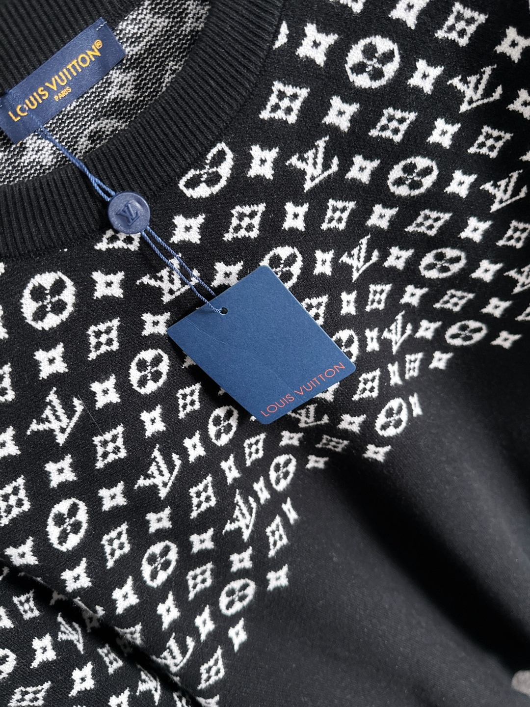 1V 2025秋冬提花➕刺绣新款简约圆领针织羊毛衫，精致工艺专柜面料，顶级元素融合打造，经典3标齐全，潮