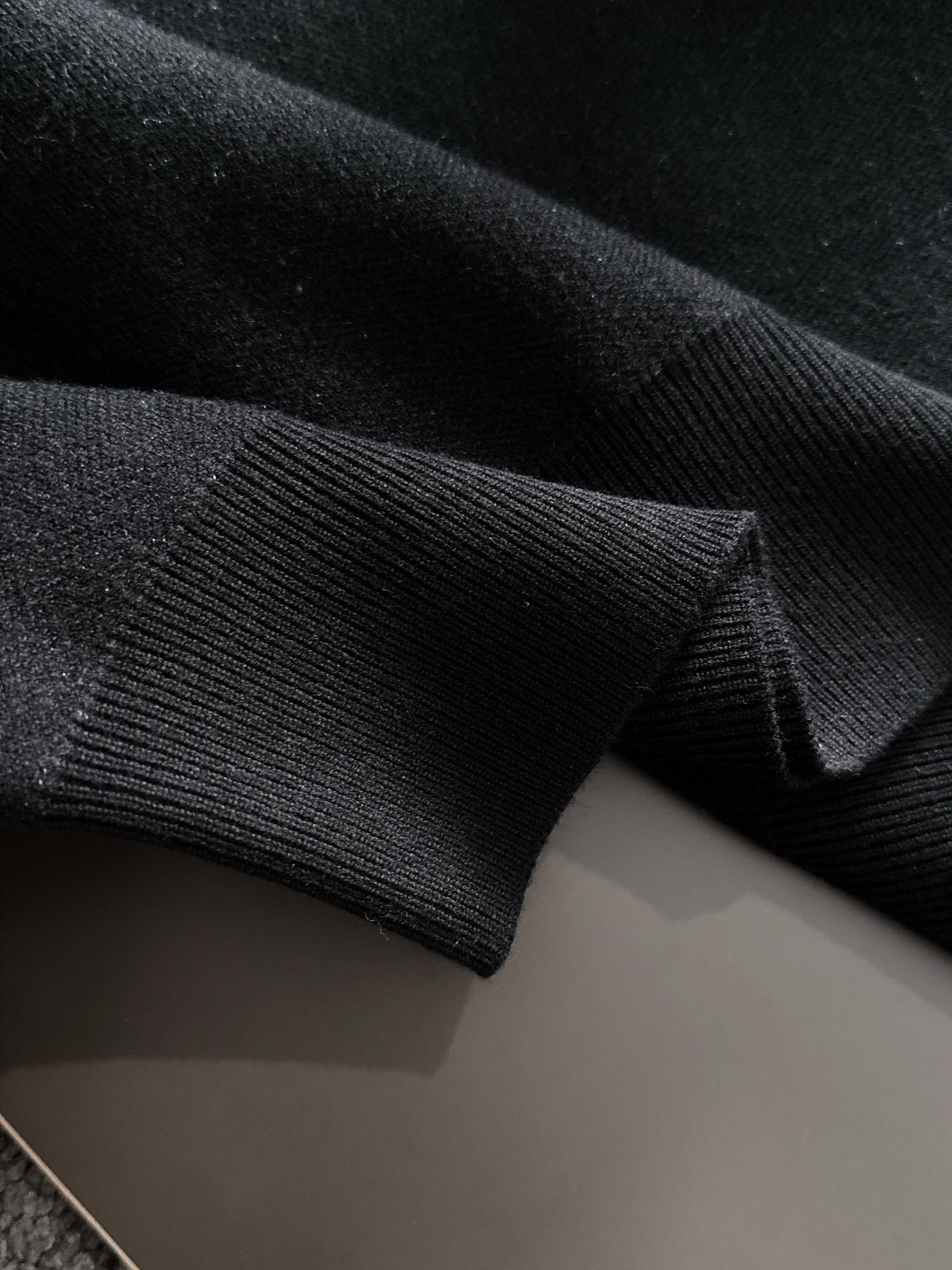 1V 2025秋冬提花➕刺绣新款简约圆领针织羊毛衫，精致工艺专柜面料，顶级元素融合打造，经典3标齐全，潮