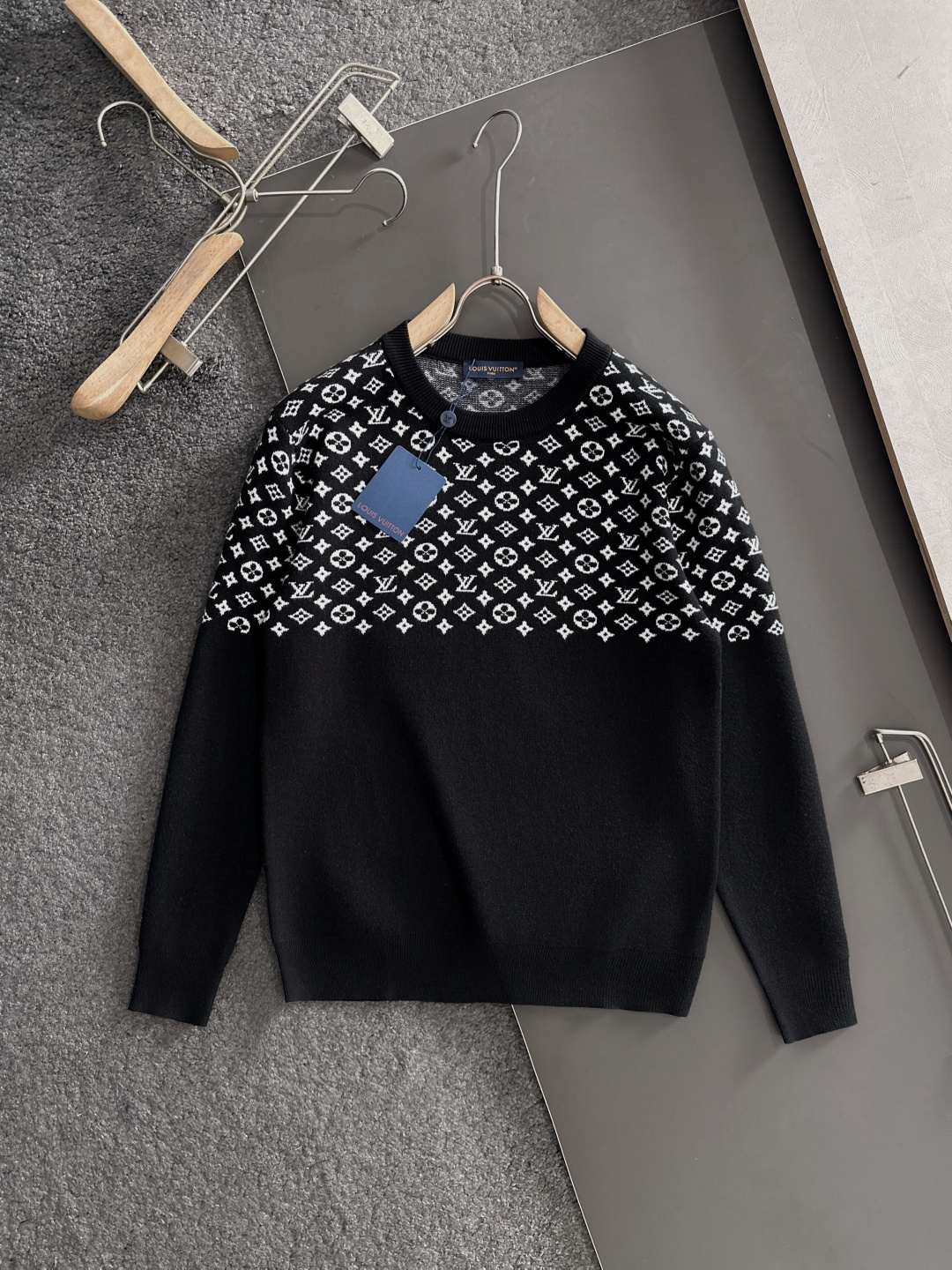 1V 2025秋冬提花➕刺绣新款简约圆领针织羊毛衫，精致工艺专柜面料，顶级元素融合打造，经典3标齐全，潮