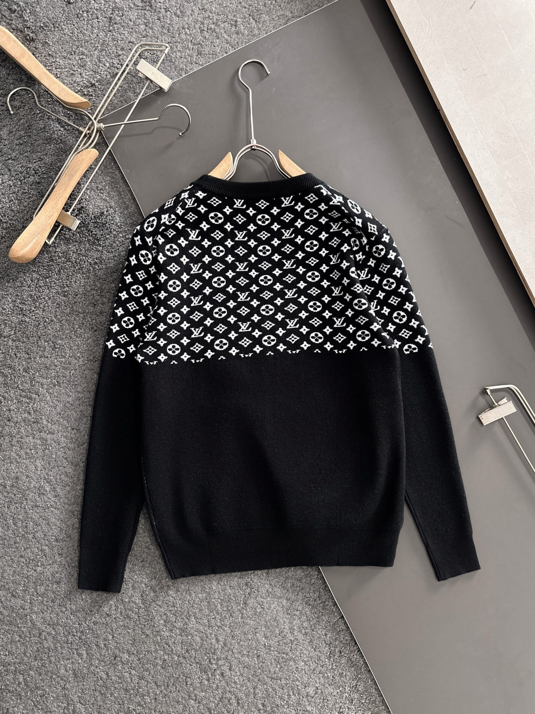 1V 2025秋冬提花➕刺绣新款简约圆领针织羊毛衫，精致工艺专柜面料，顶级元素融合打造，经典3标齐全，潮