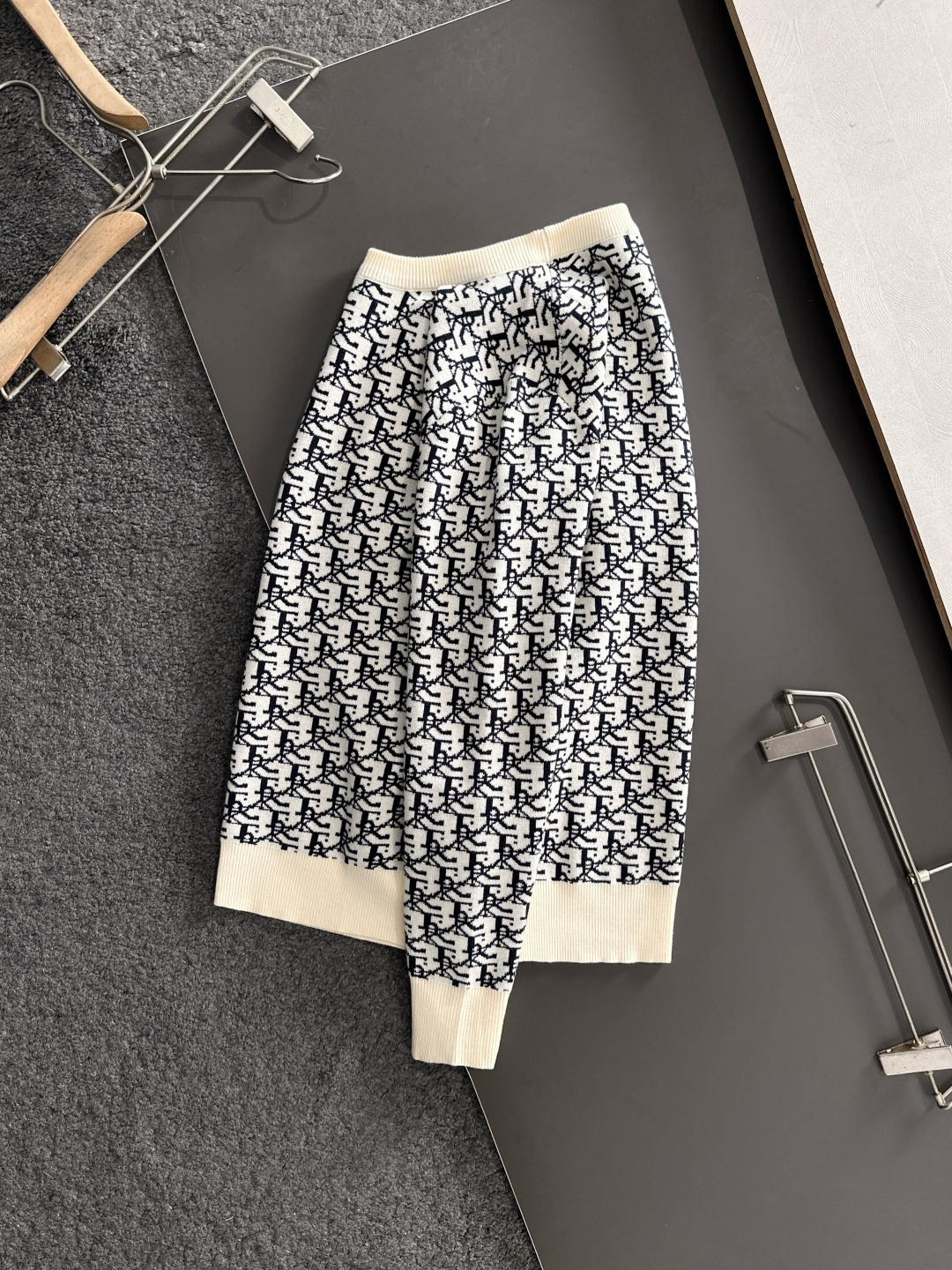 CD 2025秋冬提花➕刺绣新款简约圆领针织羊毛衫，精致工艺专柜面料，顶级元素融合打造，经典3标齐全，潮