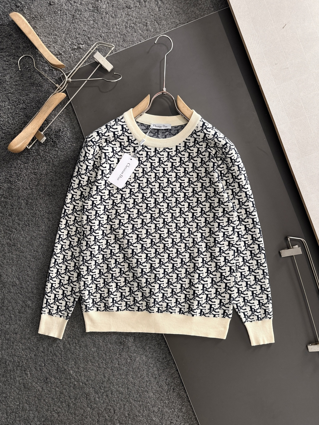 CD 2025秋冬提花➕刺绣新款简约圆领针织羊毛衫，精致工艺专柜面料，顶级元素融合打造，经典3标齐全，潮