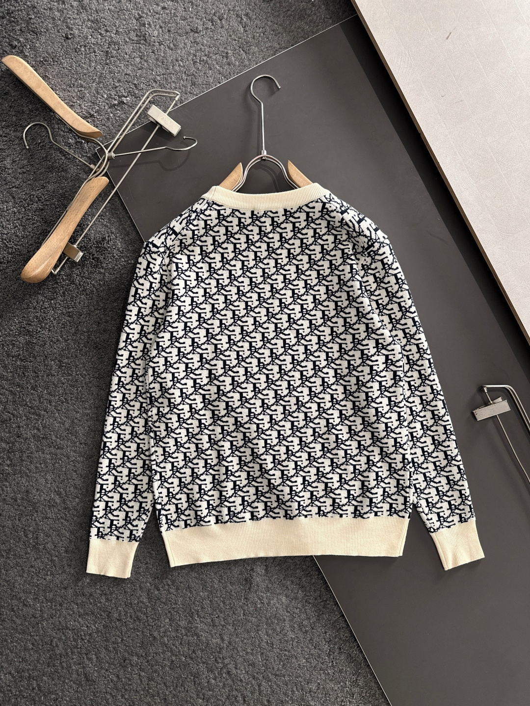 CD 2025秋冬提花➕刺绣新款简约圆领针织羊毛衫，精致工艺专柜面料，顶级元素融合打造，经典3标齐全，潮