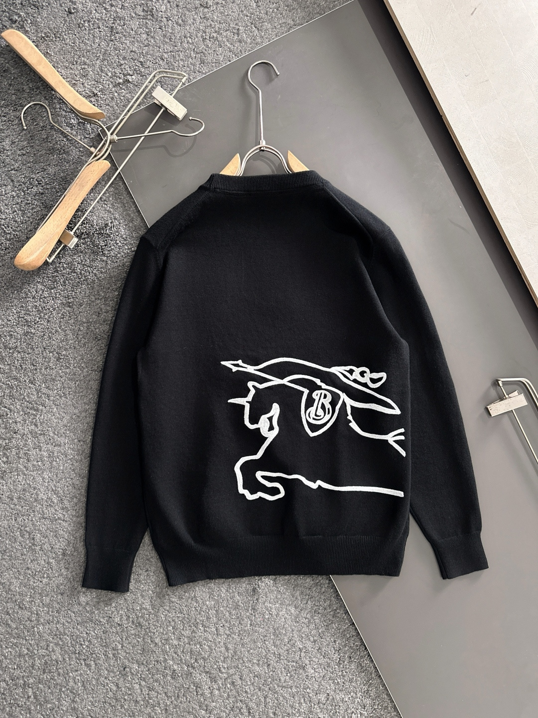 BBR 2024秋冬提花➕刺绣新款简约圆领针织羊毛衫，精致工艺专柜面料，顶级元素融合打造，经典3标齐全，