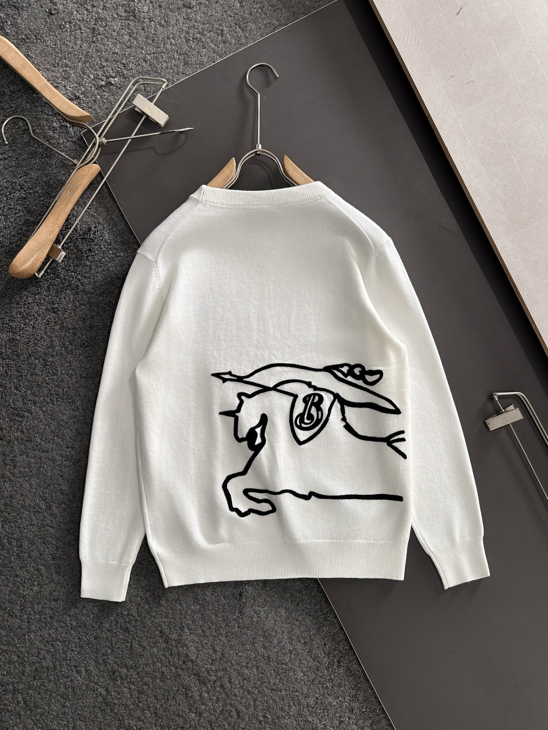 BBR 2024秋冬提花➕刺绣新款简约圆领针织羊毛衫，精致工艺专柜面料，顶级元素融合打造，经典3标齐全，