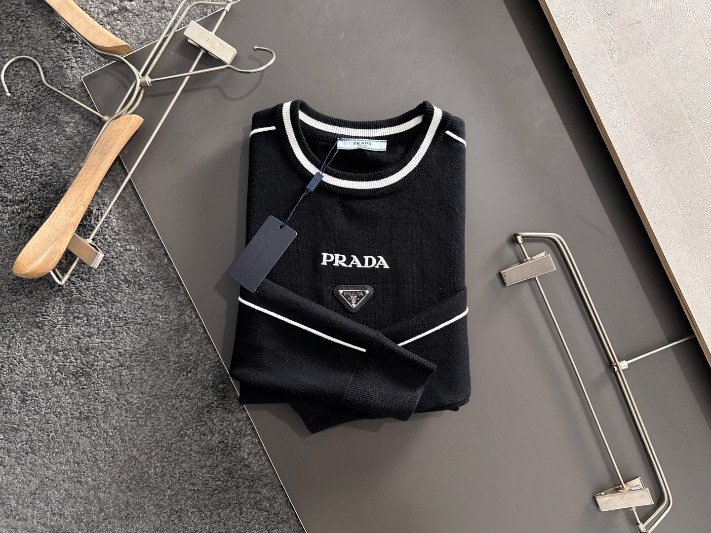 PRAD 2024秋冬提花➕刺绣新款简约圆领针织羊毛衫，精致工艺专柜面料，顶级元素融合打造，经典3标齐全