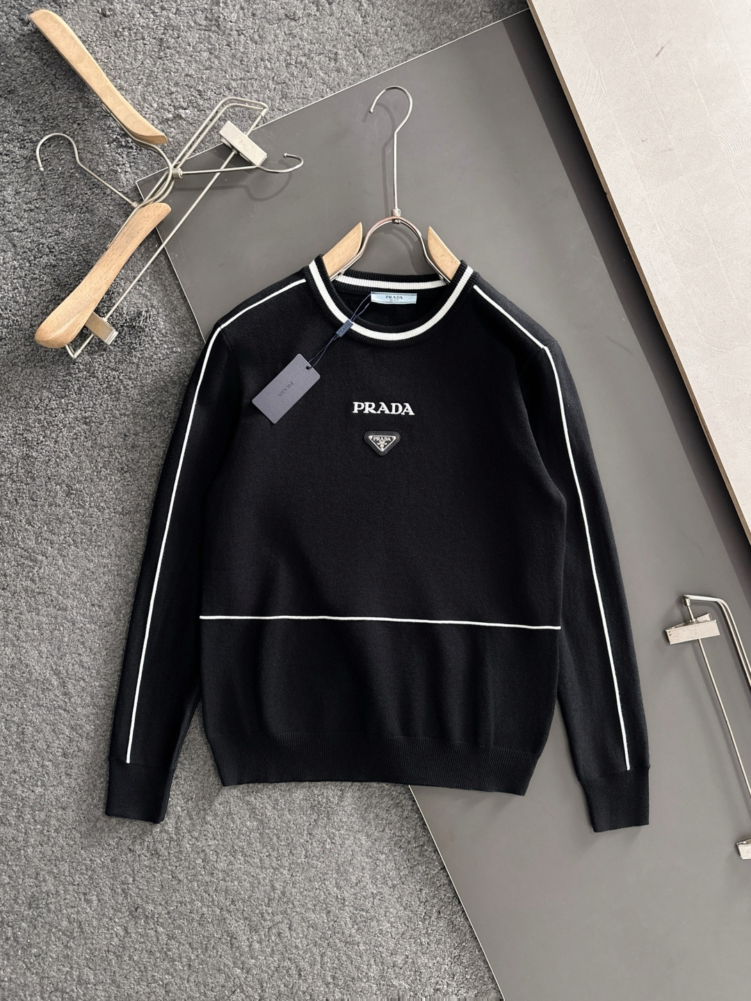 PRAD 2024秋冬提花➕刺绣新款简约圆领针织羊毛衫，精致工艺专柜面料，顶级元素融合打造，经典3标齐全