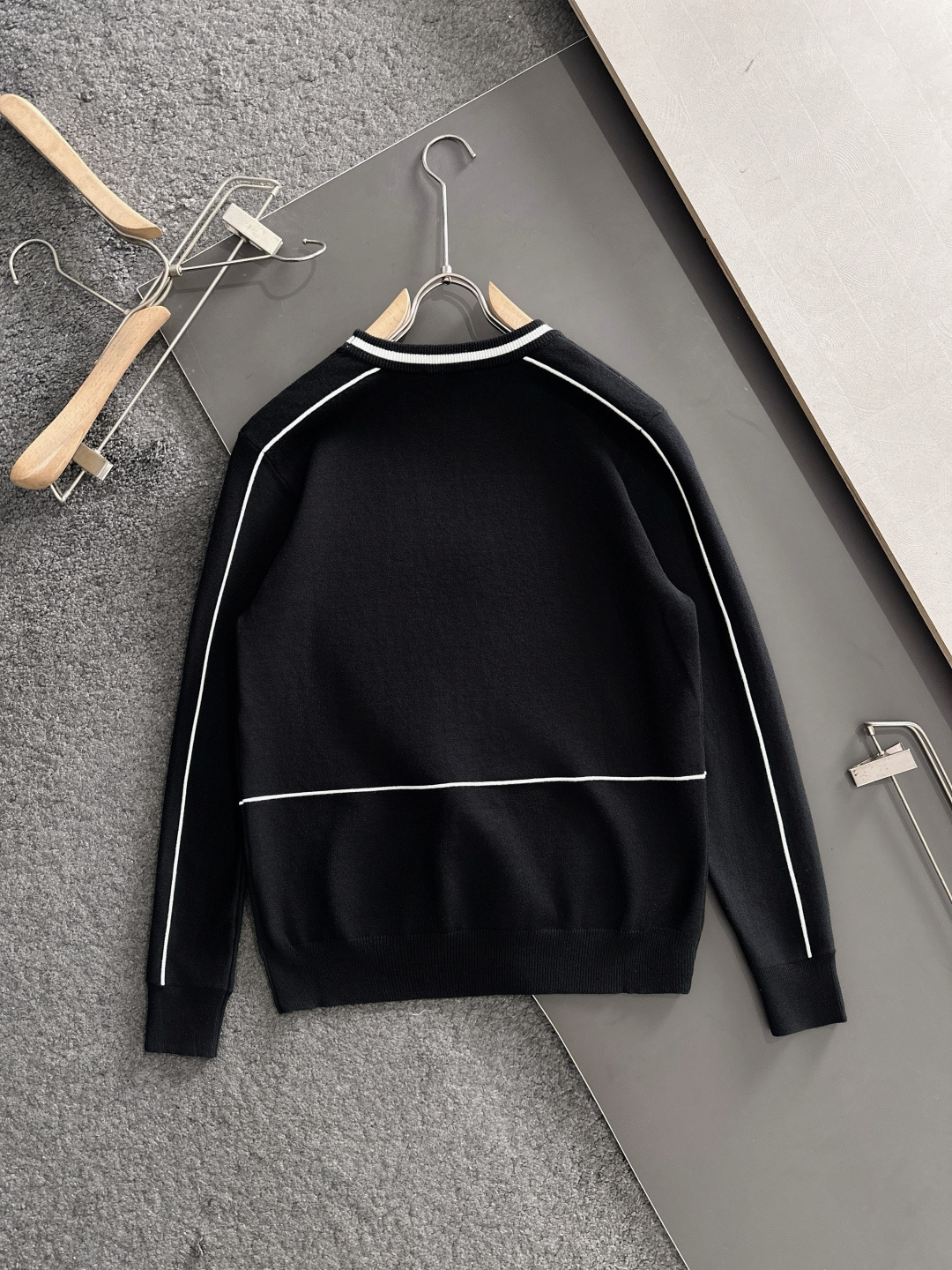 PRAD 2024秋冬提花➕刺绣新款简约圆领针织羊毛衫，精致工艺专柜面料，顶级元素融合打造，经典3标齐全