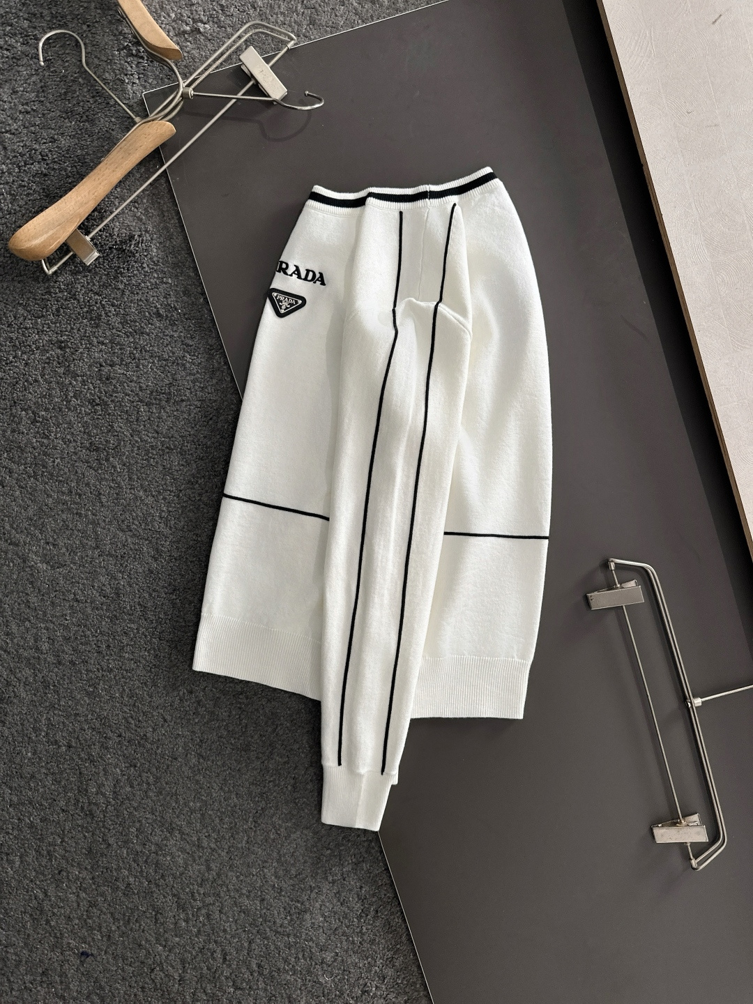 PRAD 2024秋冬提花➕刺绣新款简约圆领针织羊毛衫，精致工艺专柜面料，顶级元素融合打造，经典3标齐全