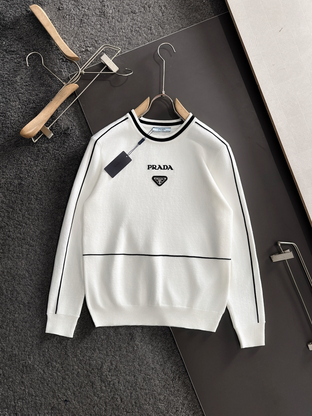 PRAD 2024秋冬提花➕刺绣新款简约圆领针织羊毛衫，精致工艺专柜面料，顶级元素融合打造，经典3标齐全