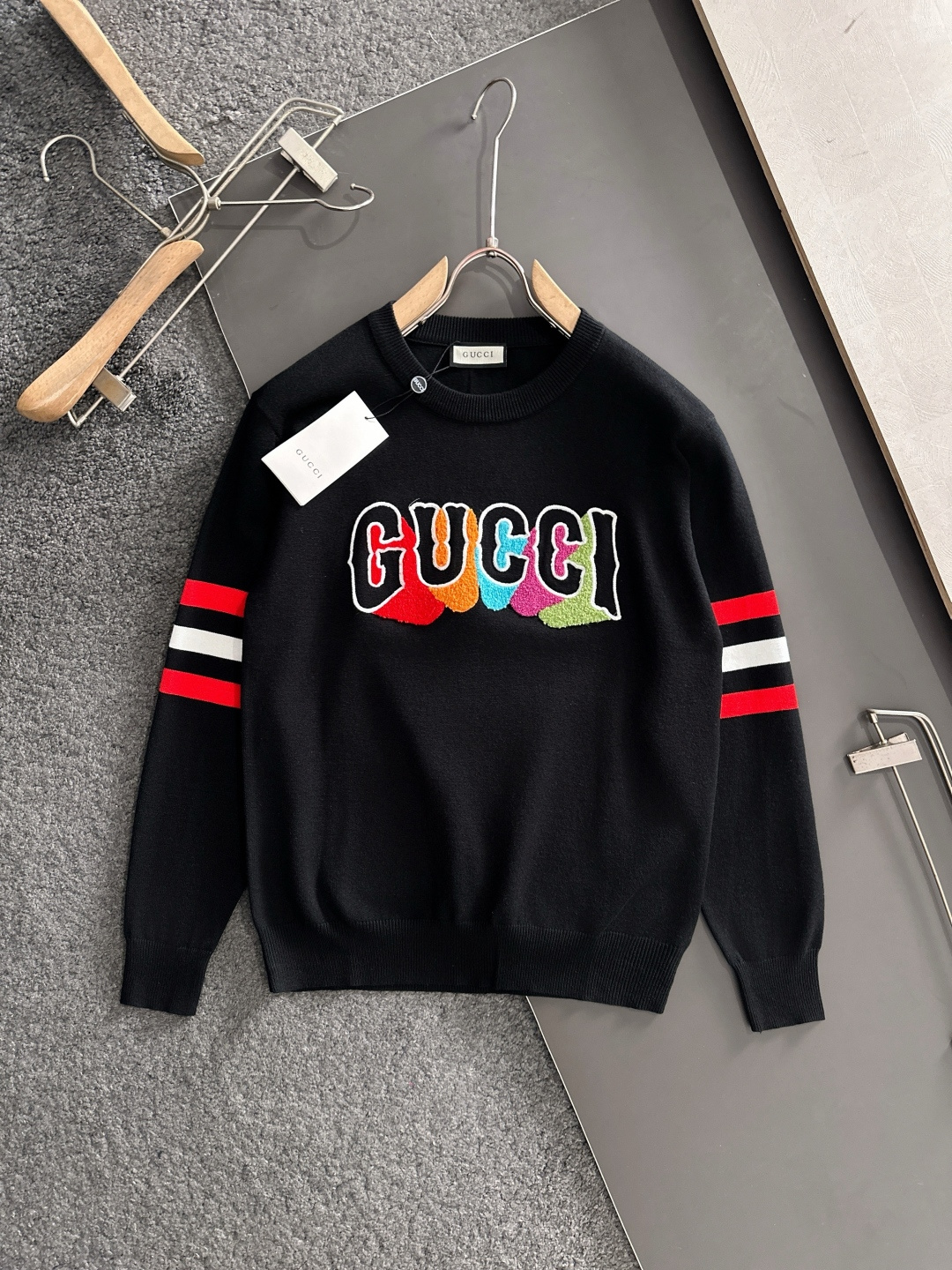 GUC 2025秋冬提花➕刺绣新款简约圆领针织羊毛衫，精致工艺专柜面料，顶级元素融合打造，经典3标齐全，