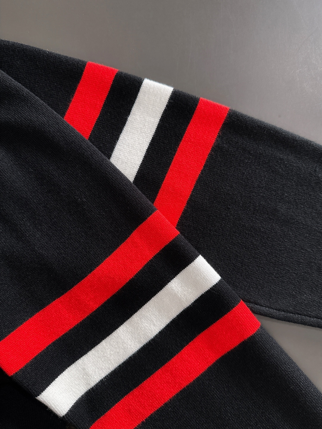 GUC 2025秋冬提花➕刺绣新款简约圆领针织羊毛衫，精致工艺专柜面料，顶级元素融合打造，经典3标齐全，