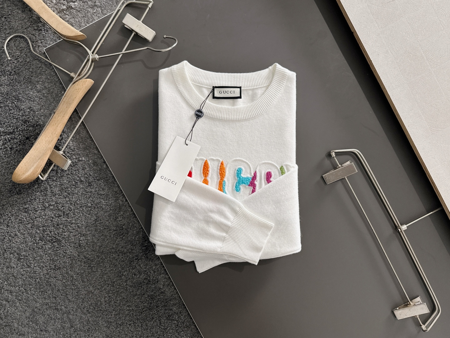 GUC 2025秋冬提花➕刺绣新款简约圆领针织羊毛衫，精致工艺专柜面料，顶级元素融合打造，经典3标齐全，