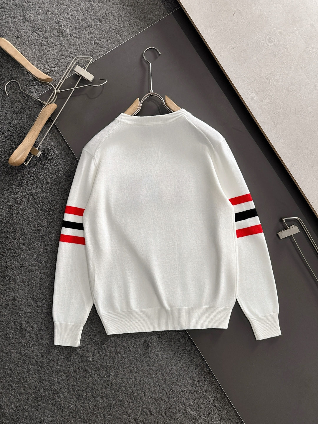 GUC 2025秋冬提花➕刺绣新款简约圆领针织羊毛衫，精致工艺专柜面料，顶级元素融合打造，经典3标齐全，