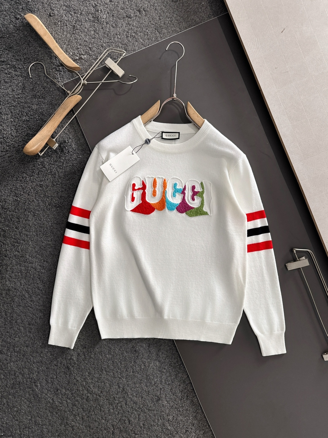 GUC 2025秋冬提花➕刺绣新款简约圆领针织羊毛衫，精致工艺专柜面料，顶级元素融合打造，经典3标齐全，