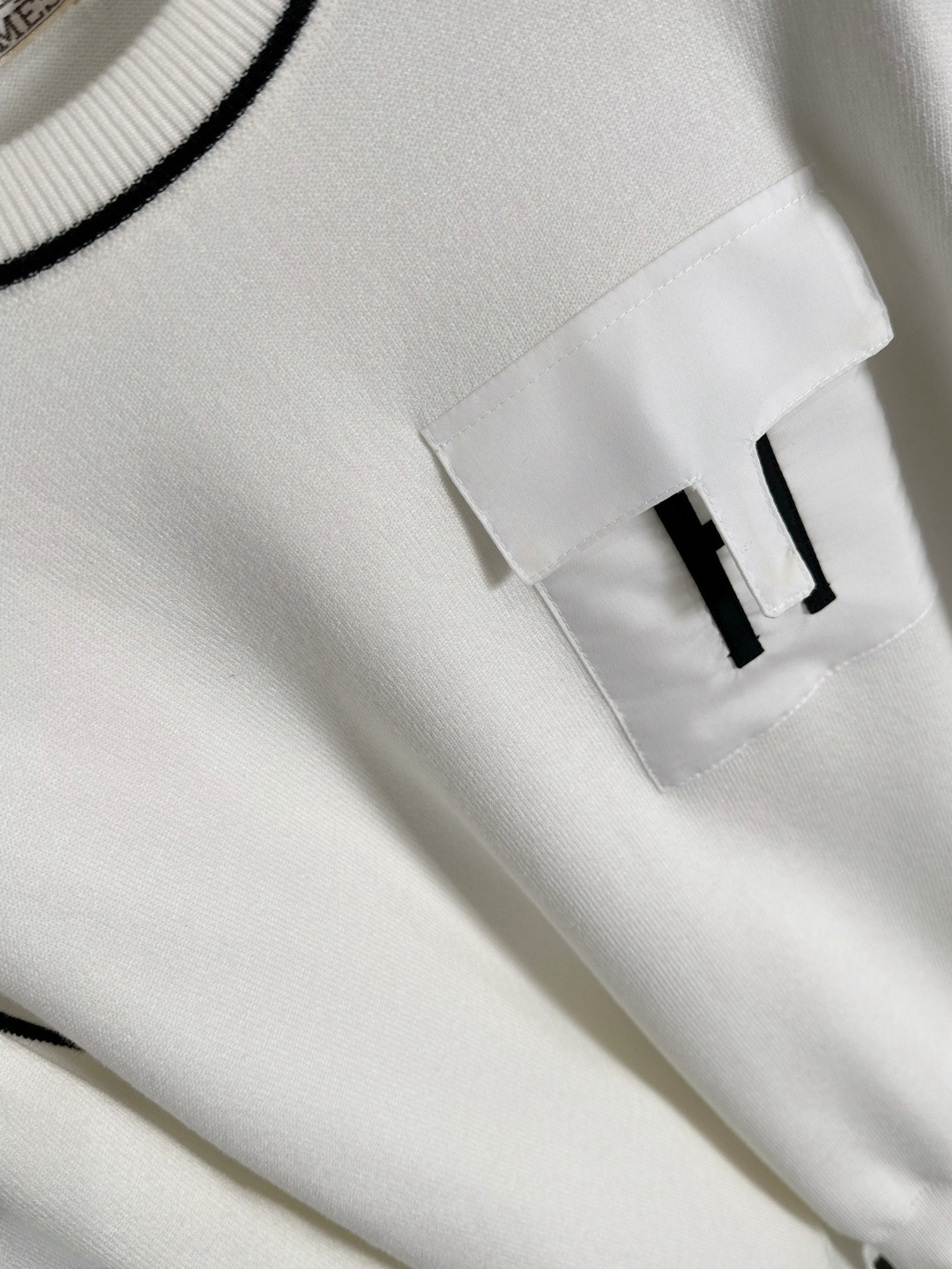 H 2024秋冬提花➕刺绣新款简约圆领针织羊毛衫，精致工艺专柜面料，顶级元素融合打造，经典3标齐全，潮男