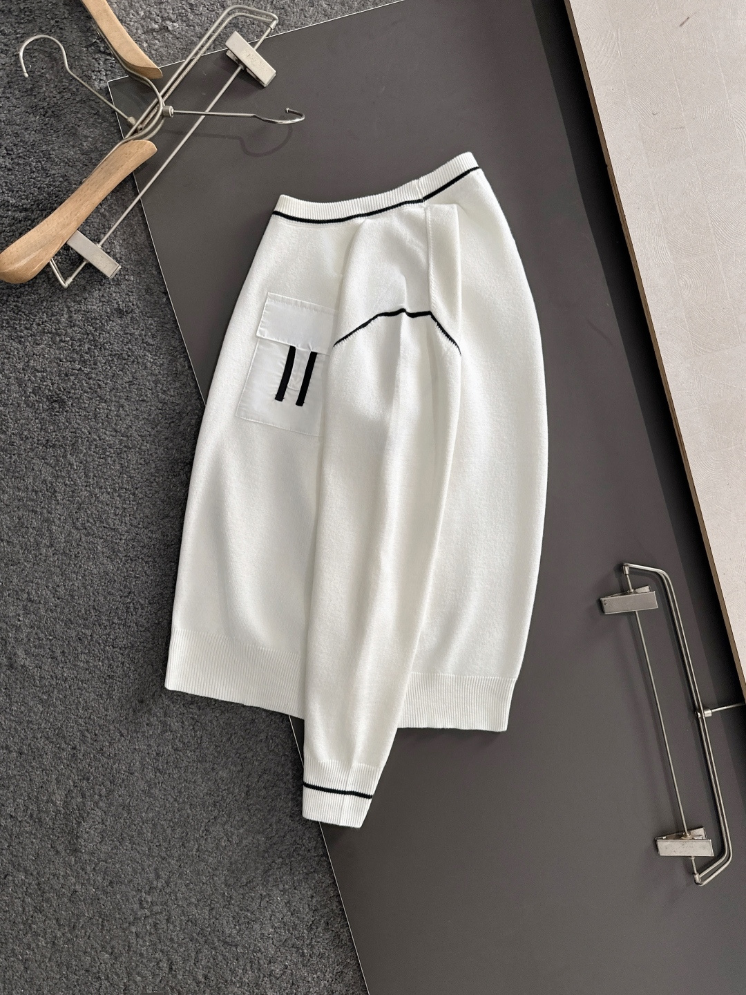 H 2024秋冬提花➕刺绣新款简约圆领针织羊毛衫，精致工艺专柜面料，顶级元素融合打造，经典3标齐全，潮男