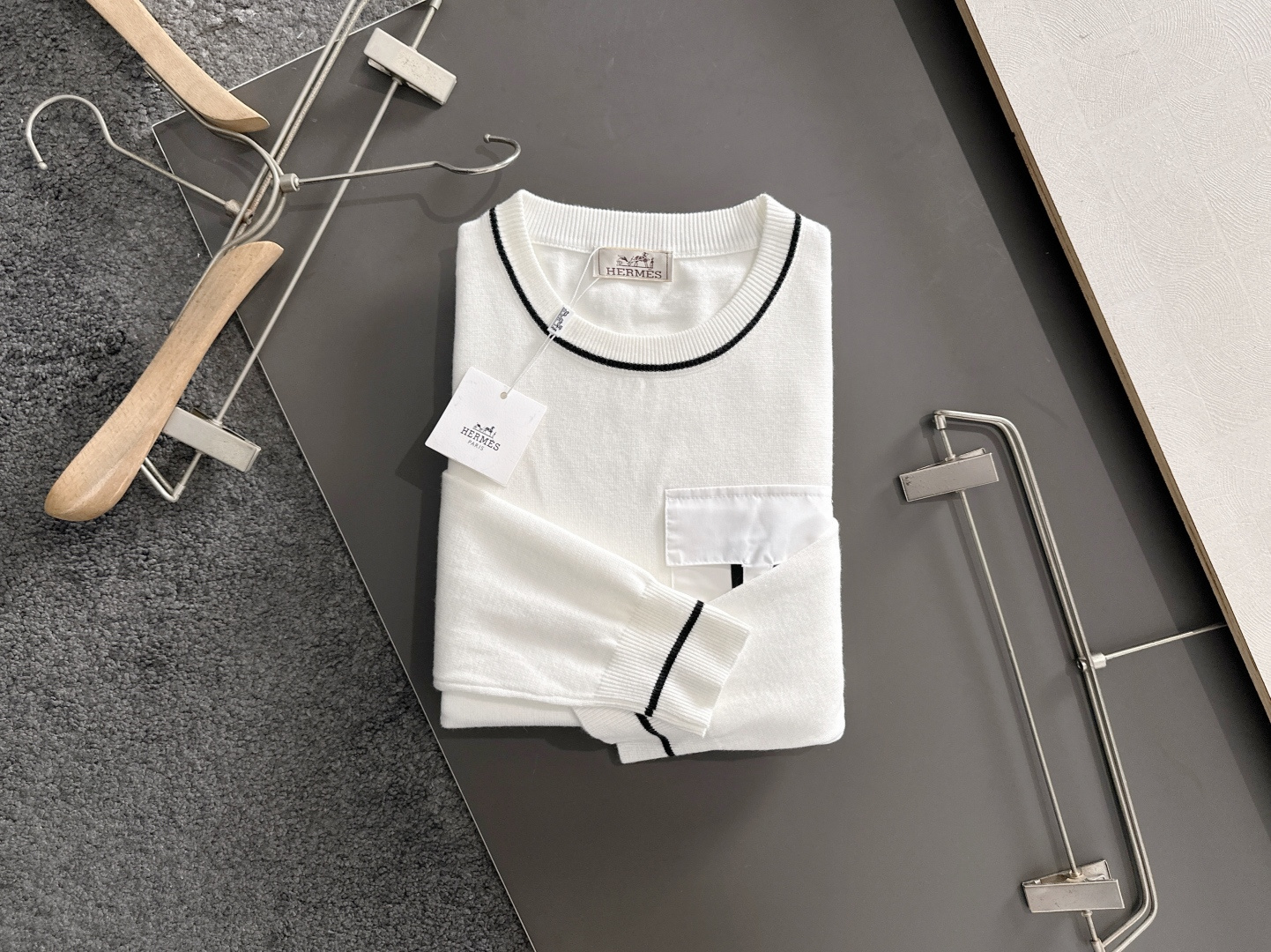 H 2024秋冬提花➕刺绣新款简约圆领针织羊毛衫，精致工艺专柜面料，顶级元素融合打造，经典3标齐全，潮男