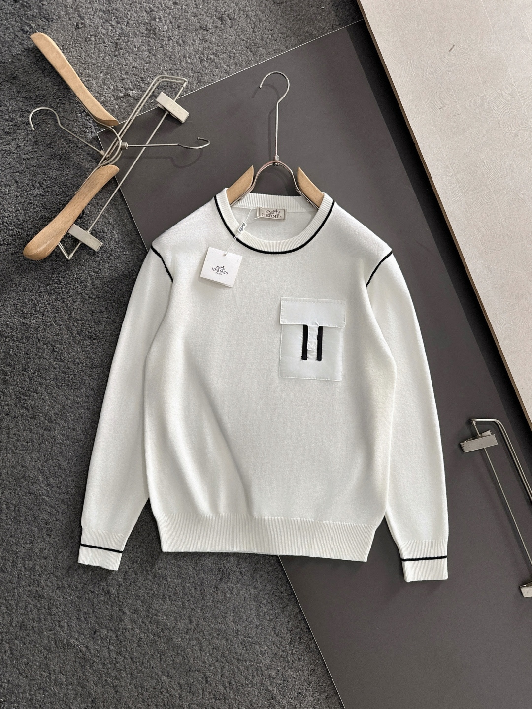 H 2024秋冬提花➕刺绣新款简约圆领针织羊毛衫，精致工艺专柜面料，顶级元素融合打造，经典3标齐全，潮男